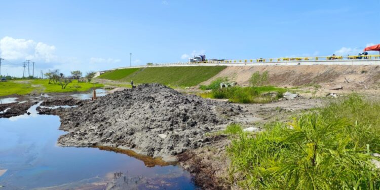 Combaten derrame de hidrocarburo en Altamira