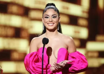 Vanessa Hudgens critica a los paparazzi tras el nacimiento de su hijo