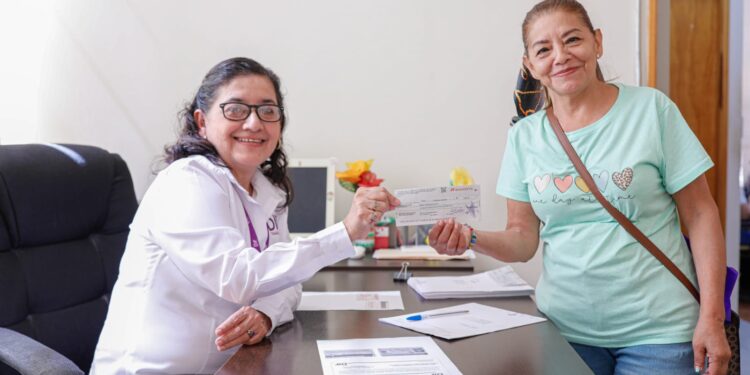 Entrega DIF Tamaulipas apoyos económicos a adultos mayores