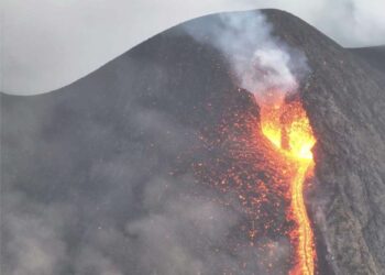 Actividad volcánica en Sicilia: Etna y Estrómboli expulsan lava y ceniza, afectando operaciones aéreas