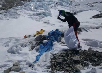 Equipo nepalí enfrenta reto de limpiar basura y cadáveres en el Everest