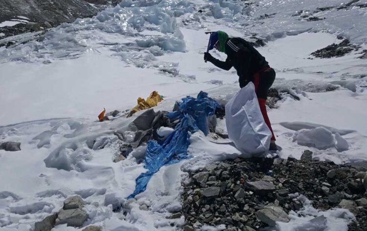 Equipo nepalí enfrenta reto de limpiar basura y cadáveres en el Everest