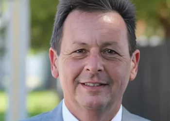 Hallan sin vida a empresario millonario en su mansión de Miami; tenía orden de arresto