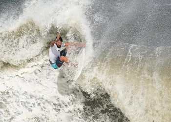 Alan Cleland sorprende con brillante presentación en surf y avanza a segunda ronda