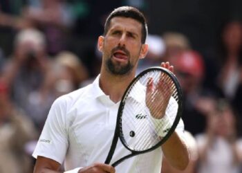 Djokovic avanza en Wimbledon sin preocupaciones por su reciente lesión de rodilla