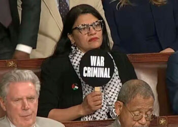 Congresista protesta contra Netanyahu con abanico de ‘criminal de guerra’