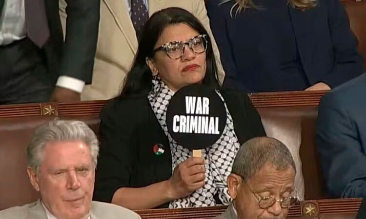 Congresista protesta contra Netanyahu con abanico de ‘criminal de guerra’