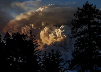 Incendio incontrolable en California obliga a evacuaciones y cierres de carreteras