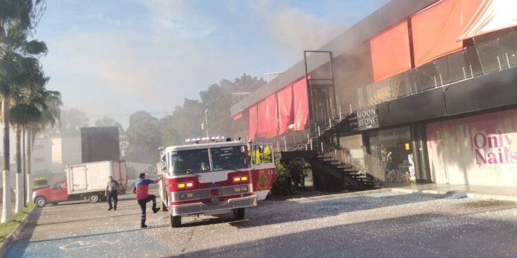 Explota cocina del restaurante “El Establo” en Plaza San José de Cd. Victoria; siete heridos