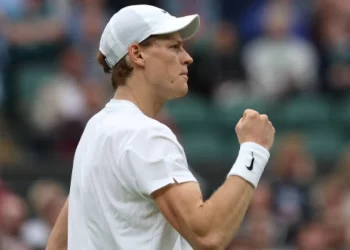 Jannik Sinner vence a Ben Shelton en emocionante partido en Wimbledon