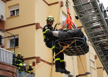 Bomberos rescatan a hombre de 300 kg con autogrúa en Cádiz