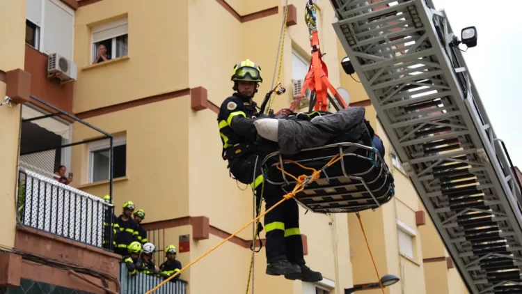 Bomberos rescatan a hombre de 300 kg con autogrúa en Cádiz