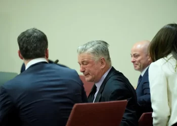 Alec Baldwin libre de cargos por homicidio involuntario en el set de ‘Rust’