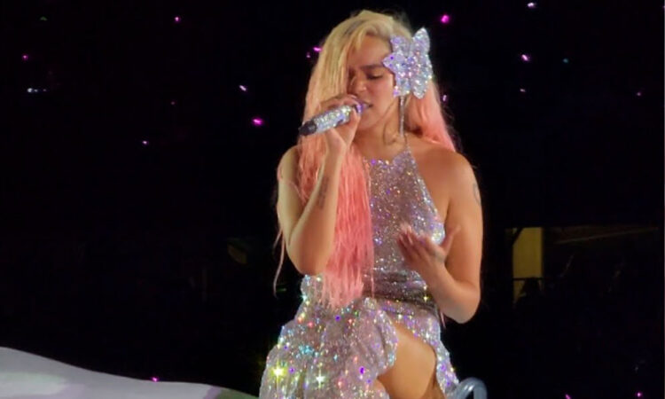 Karol G despide su gira con transmisión en vivo por YouTube