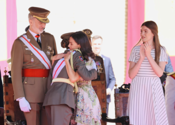Emoción y seriedad: Letizia en la ceremonia militar de Leonor