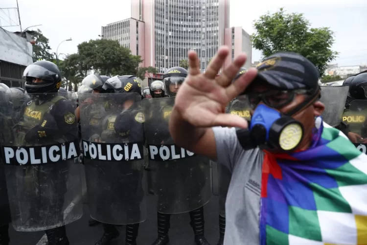 Fiscalía peruana abre casos contra policías y militares por muertes en manifestaciones