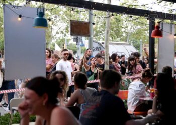 Manifestantes usan pistolas de agua contra turistas en Barcelona en acto contra la turistificación