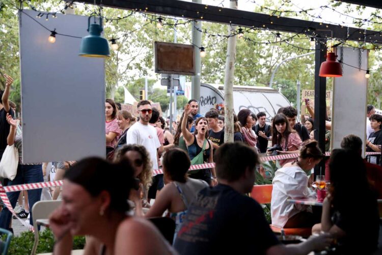 Manifestantes usan pistolas de agua contra turistas en Barcelona en acto contra la turistificación