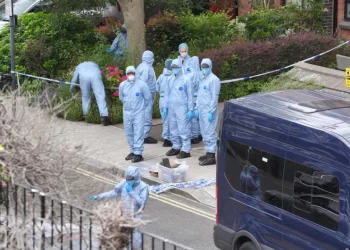 Detienen a hombre en Bristol por restos humanos encontrados en maletas