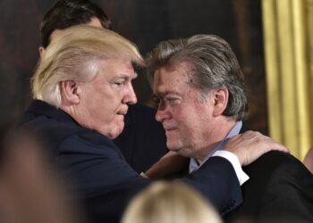 Bannon inicia condena de cuatro meses por desacato