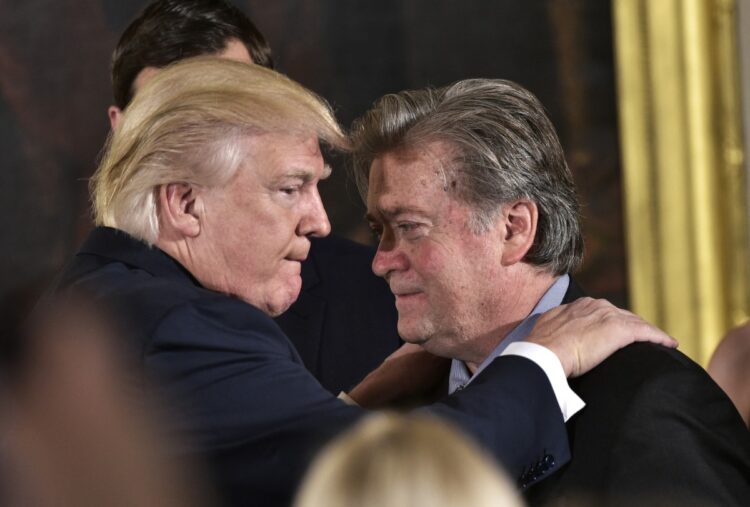 Bannon inicia condena de cuatro meses por desacato