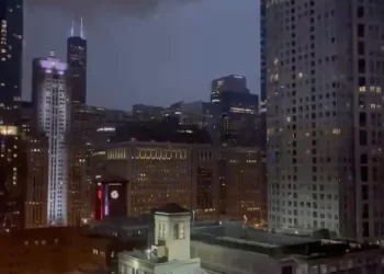Alertas de tornado en Chicago dejan a miles sin dormir