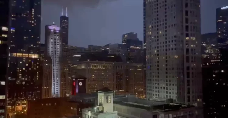 Alertas de tornado en Chicago dejan a miles sin dormir