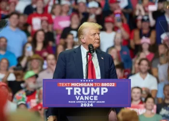 Trump critica a Biden y Harris tras renuncia de directora del Servicio Secreto