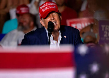 Donald Trump se mofa de los lapsus de Biden durante evento internacional