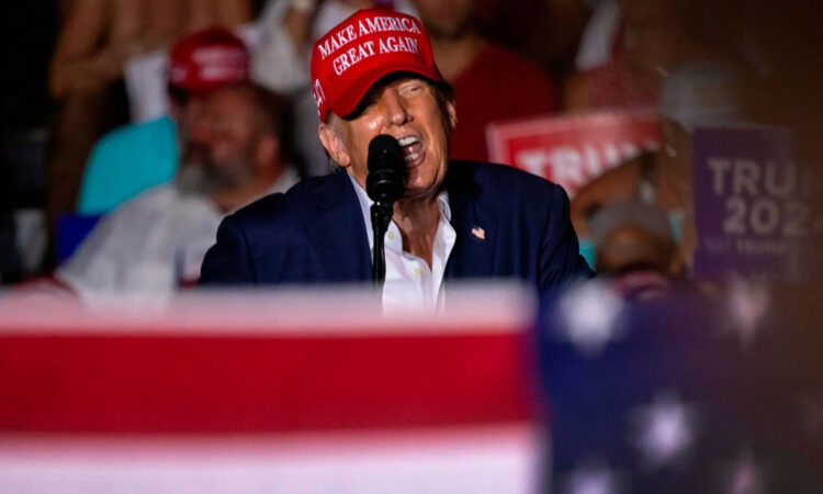 Donald Trump se mofa de los lapsus de Biden durante evento internacional