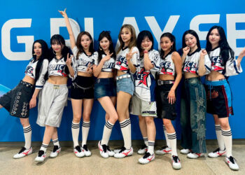 TWICE deslumbra en el medio tiempo de un partido de fútbol en Corea