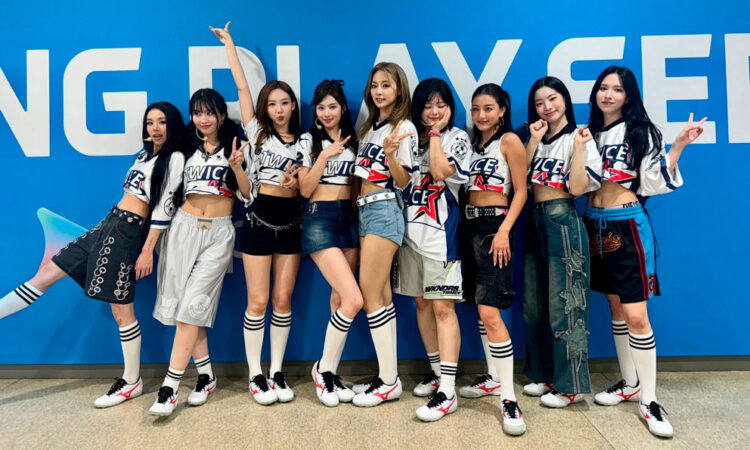 TWICE deslumbra en el medio tiempo de un partido de fútbol en Corea