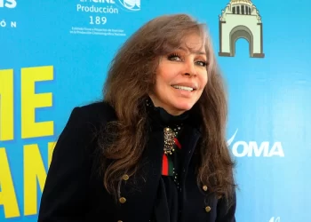 Verónica Castro se recupera en casa tras cirugía de hombro