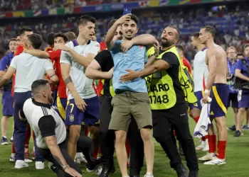 VIDEO | Accidente en el campo: Morata sufre lesión en la rodilla tras incidente con seguridad