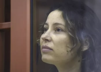 Mujer ruso-estadounidense recibe 12 años de prisión por ayuda a Ucrania