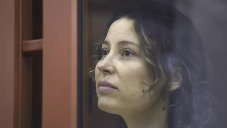 Mujer ruso-estadounidense recibe 12 años de prisión por ayuda a Ucrania