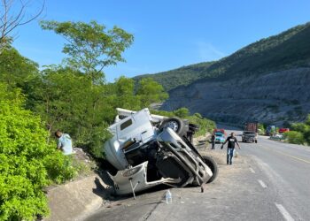 Vuelca tráiler en la carretera Victoria-San Luis Potosí, tramo “Rumbo Nuevo”