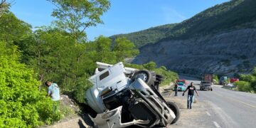 Vuelca tráiler en la carretera Victoria-San Luis Potosí, tramo “Rumbo Nuevo”