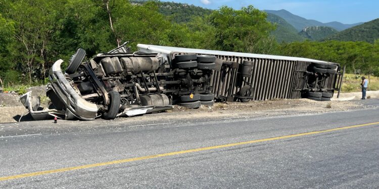 Vuelca tráiler en la carretera Victoria-San Luis Potosí, tramo “Rumbo Nuevo”