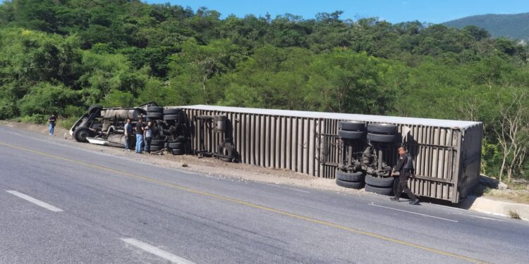 Vuelca tráiler en la carretera Victoria-San Luis Potosí, tramo “Rumbo Nuevo”