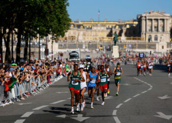 El etíope Tamirat Tola gana la medalla de oro en Maratón en París