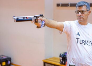 El tirador turco Yusuf Dikeç se ganó el corazón del público, con su estilo “relejado” en París