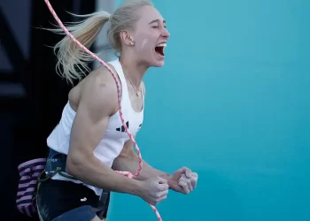 Janja Garnbret se queda con el oro en la Escalada deportiva