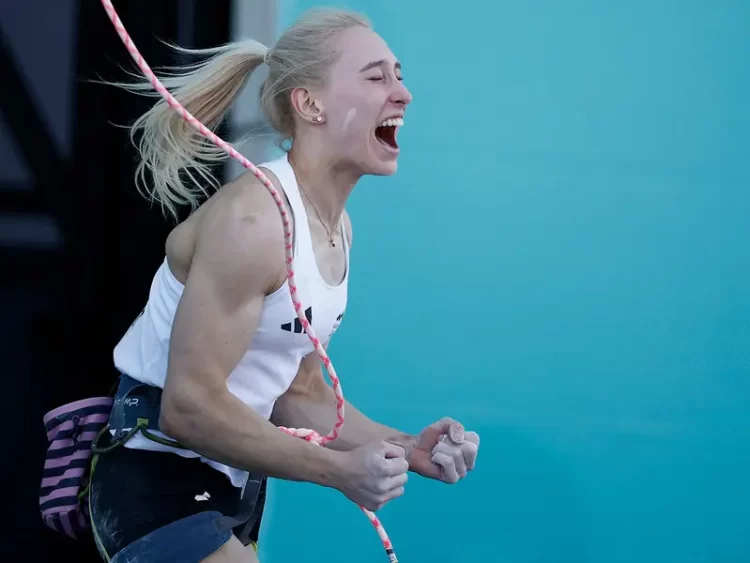 Janja Garnbret se queda con el oro en la Escalada deportiva