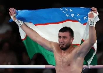 El uzbeco Bahodir Jalolov renueva su gloria: Oro en París