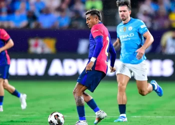 Julián Araujo tendría su futuro en la Premier League