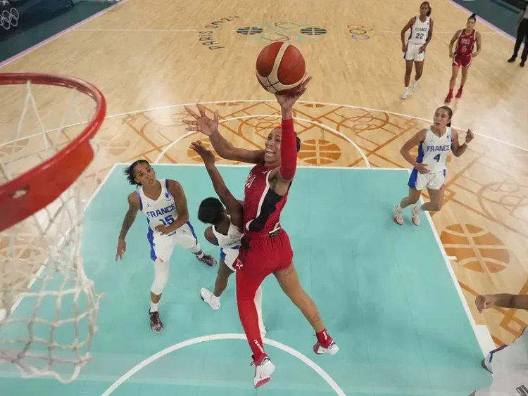 Estados Unidos gana oro en básquetbol femenil al ganar a 67-66 Francia