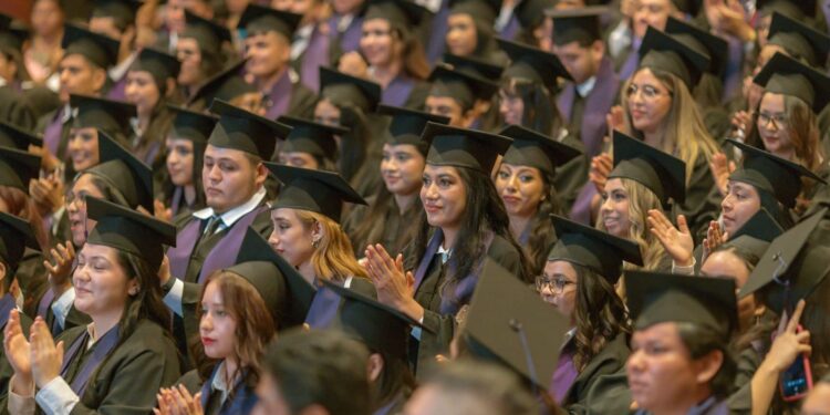 Egresan 333 licenciados e ingenieros de la Universidad Politécnica de Cd. Victoria