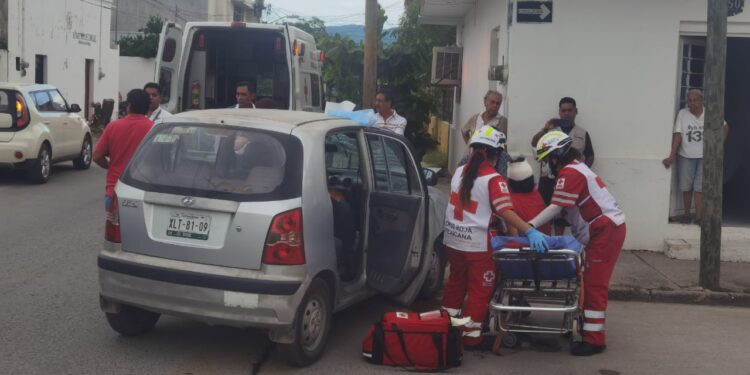 Mujer herida en choque de vehículos en calles 19 y Abasolo de Cd. Victoria