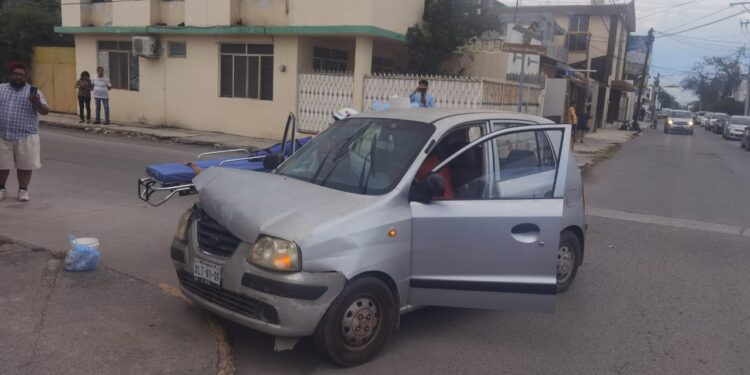 Mujer herida en choque de vehículos en calles 19 y Abasolo de Cd. Victoria